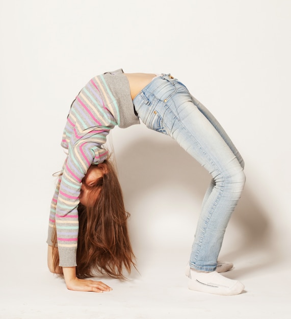 Jeune fille faisant de la gymnastique