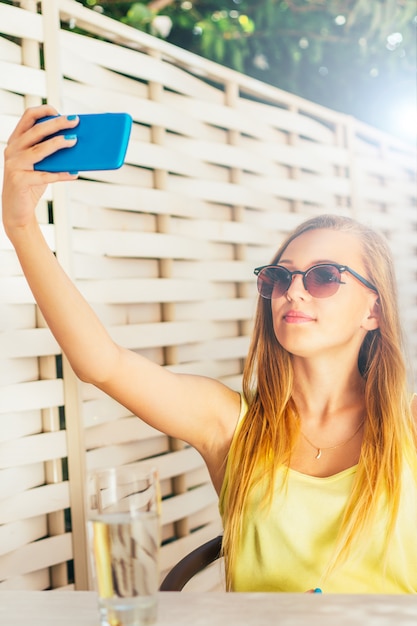 Jeune fille faisant selfie