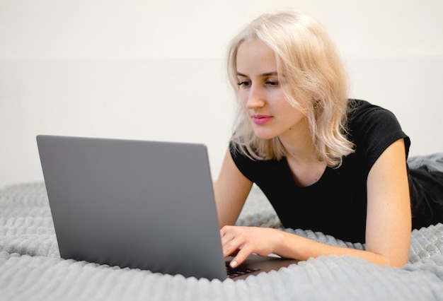 Une jeune fille fait de la correspondance commerciale sur Internet. Communication sur les réseaux sociaux. De nouvelles connaissances.