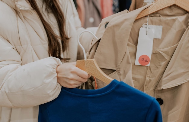 Une jeune fille fait ses courses dans un magasin de vêtements