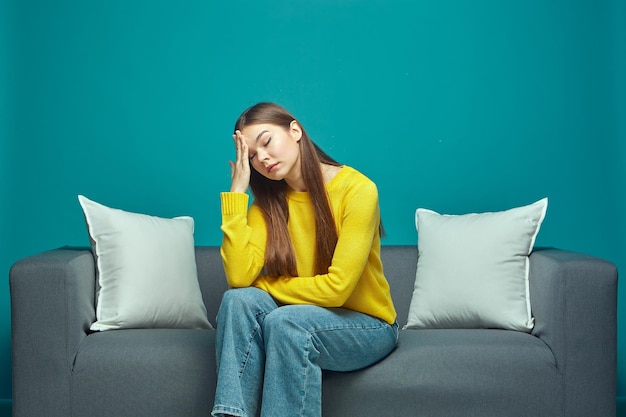 Une jeune fille fatiguée et frustrée fait un geste facepalm se sent épuisée souffrant de maux de tête ou de crise personnelle