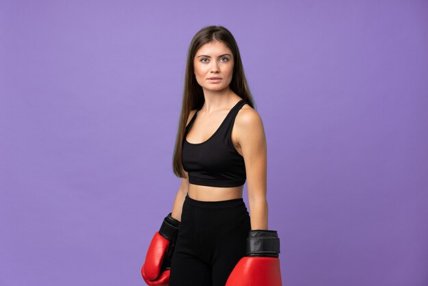 Jeune fille femme sur isolé avec des gants de boxe