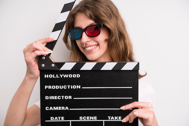 Jeune fille avec un film de clapet de cinéma ou un concept de film