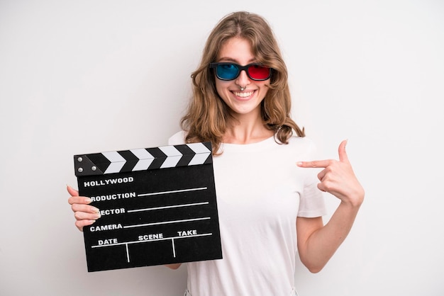 Jeune fille avec un film de clapet de cinéma ou un concept de film