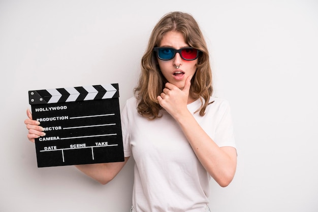 Jeune fille avec un film de clapet de cinéma ou un concept de film