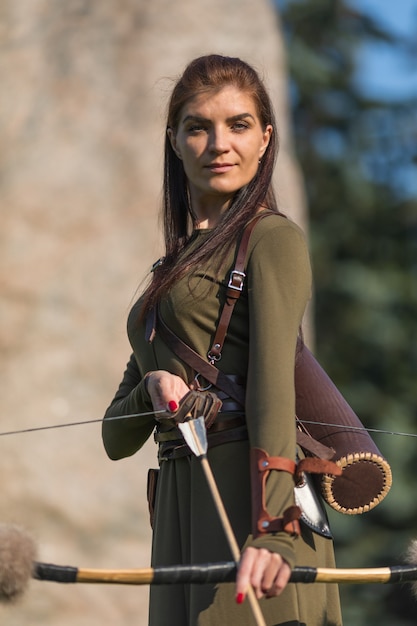 Jeune fille avec des flèches et un arc