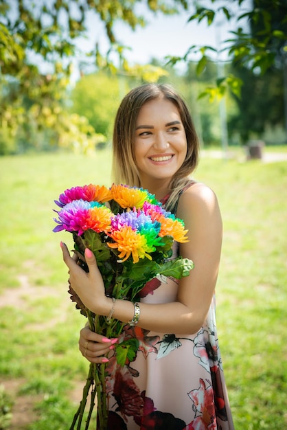 Une jeune fille avec des fleurs sur le fond d'une forêt verte