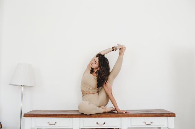 Jeune fille flexible fait du yoga et de la gymnastique, du yoga et du fitness