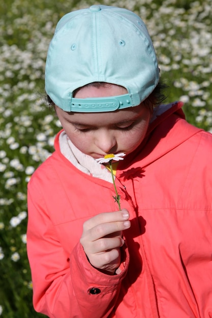 Jeune fille sur le fond du champ de fleurs