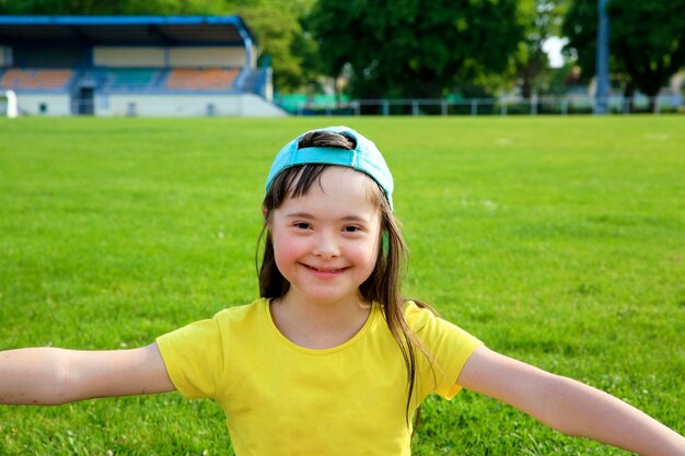 Jeune fille sur le fond de l'herbe verte