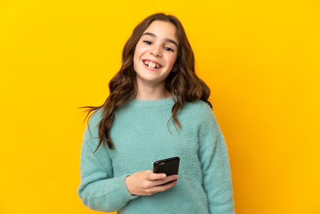 Jeune fille sur fond isolé