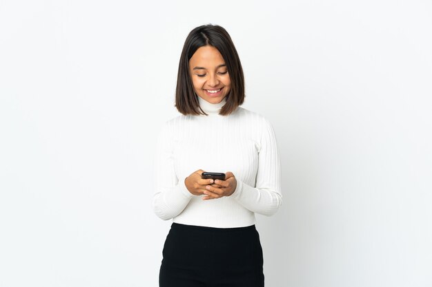 Jeune fille sur fond isolé