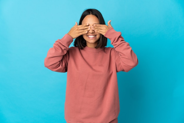 Jeune fille sur fond isolé