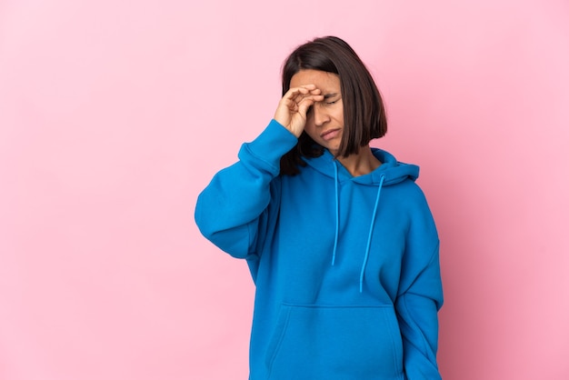 Jeune fille sur fond isolé