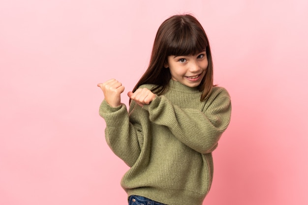 Jeune fille sur fond isolé