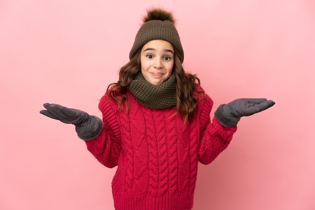 Jeune fille sur fond isolé