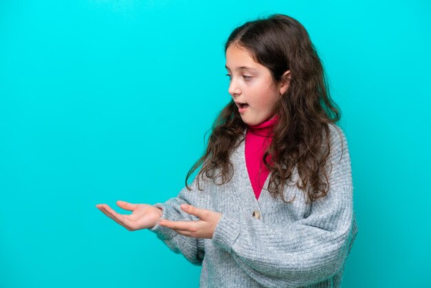 Jeune fille sur fond isolé