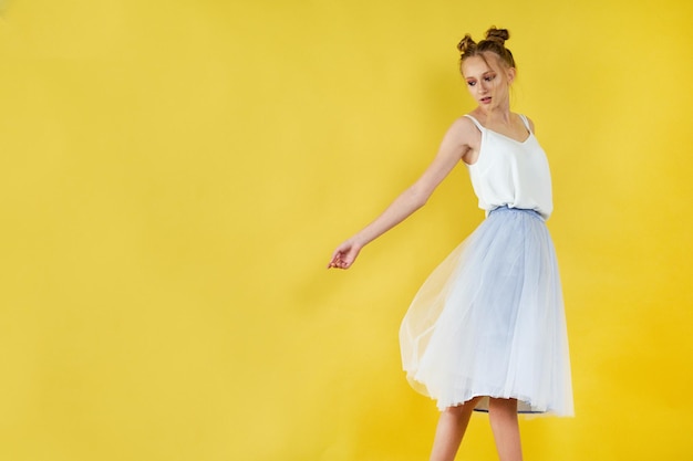 Jeune fille sur un fond lumineux jaune beau maquillage place de l'image lumineuse pour le texte