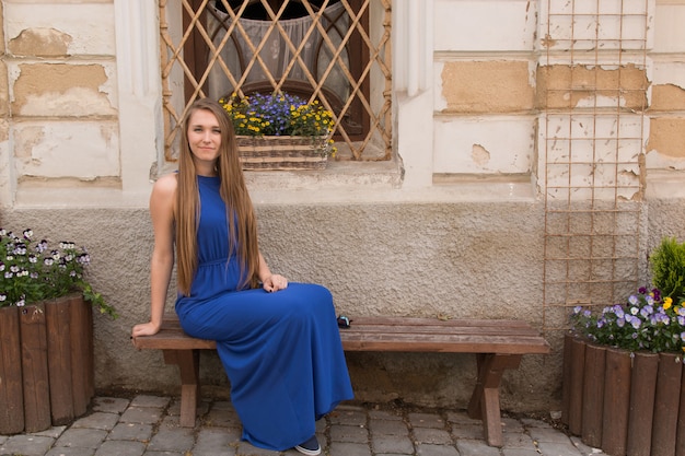 Jeune fille sur fond de vieux mur avec windows