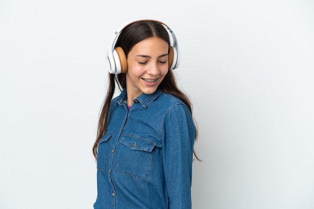 Jeune fille française isolée sur fond blanc, écouter de la musique