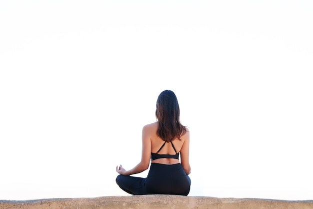 Photo la jeune fille gaie fait des poses de yoga dehors