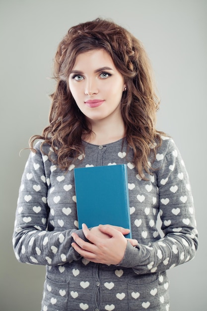 Jeune fille gaie avec livre Jeune femme étudiante souriante