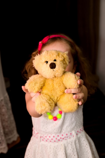 Photo la jeune fille garde un ours en peluche