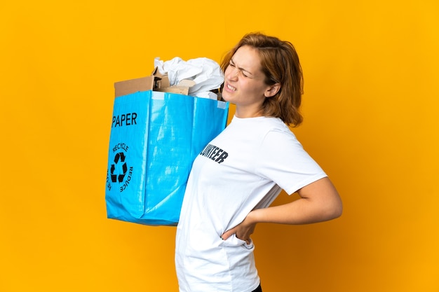 Jeune Fille Géorgienne Tenant Un Sac De Recyclage Plein De Papier Pour Recycler Souffrant De Maux De Dos