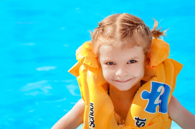 Jeune Fille Avec Un Gilet De Sauvetage Jaune