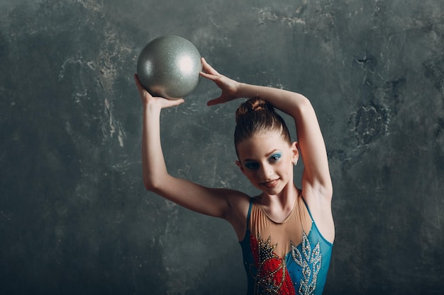 Photo jeune fille gymnaste professionnelle femme portrait gymnastique rythmique avec ballon au studio