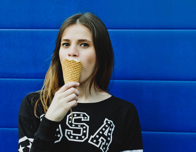 Jeune fille heureuse, manger des glaces