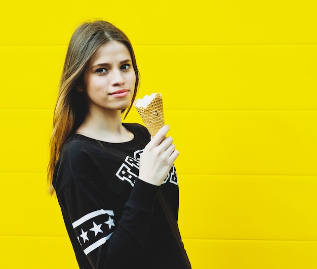 Photo jeune fille hipster avec glace