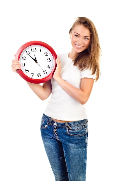 Jeune fille avec horloge isolé sur fond blanc