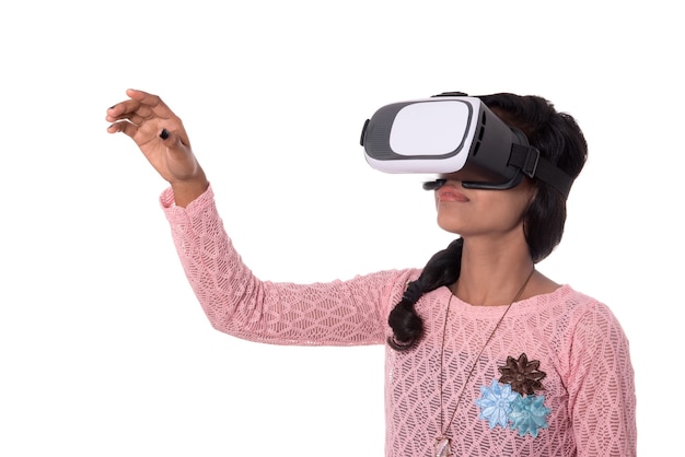 Jeune fille indienne à la recherche d'un appareil VR, casque de lunettes de réalité virtuelle 3D, fille avec imagerie moderne Technologie future.