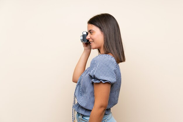 Jeune fille, isolé, mur, tenue, appareil photo