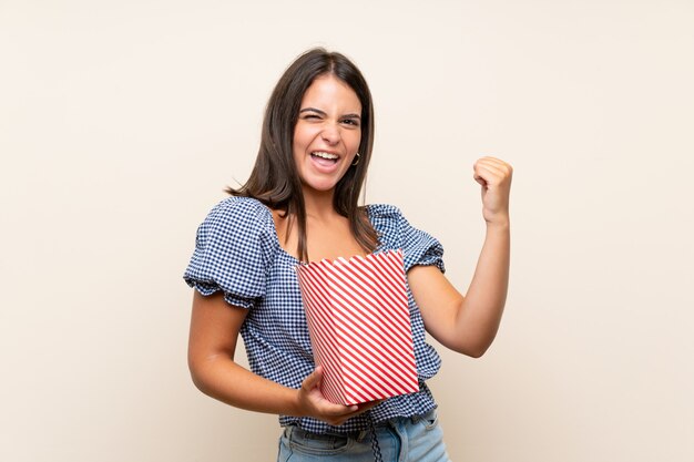 Jeune fille, isolé, mur, tenue, bol, pop-corn