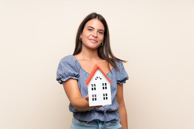 Photo jeune fille, sur, isolé, mur, tenue, a, petite maison