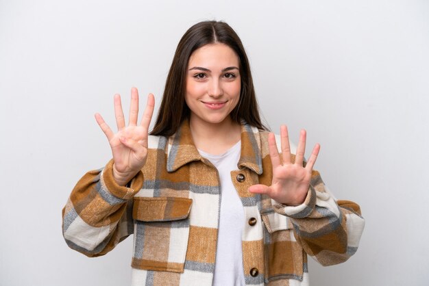 Jeune fille isolée sur fond blanc comptant neuf avec les doigts