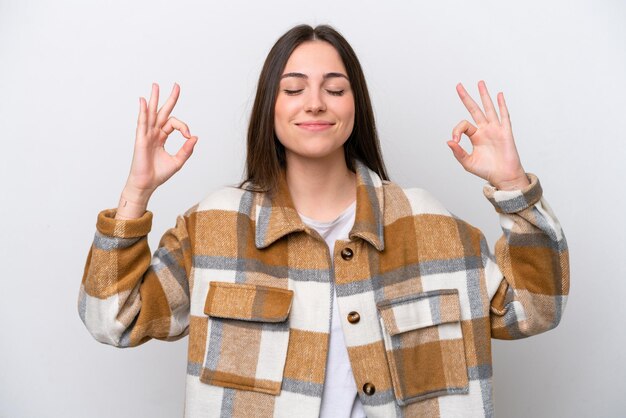 Photo jeune fille isolée sur fond blanc dans une pose zen