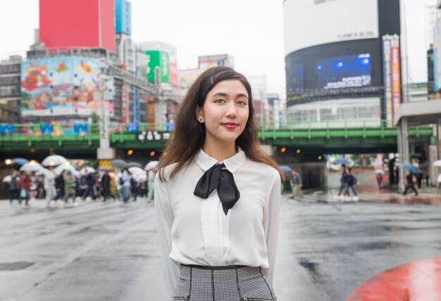 Jeune fille japonaise à l'extérieur