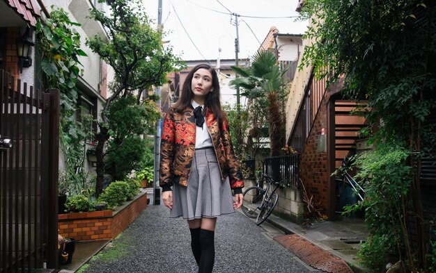 Jeune fille japonaise à l'extérieur