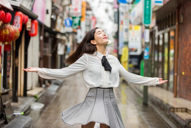 Jeune fille japonaise à l'extérieur