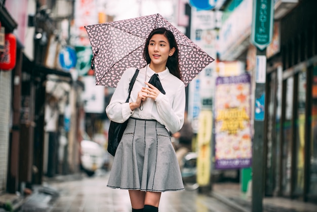 Jeune fille japonaise à l'extérieur