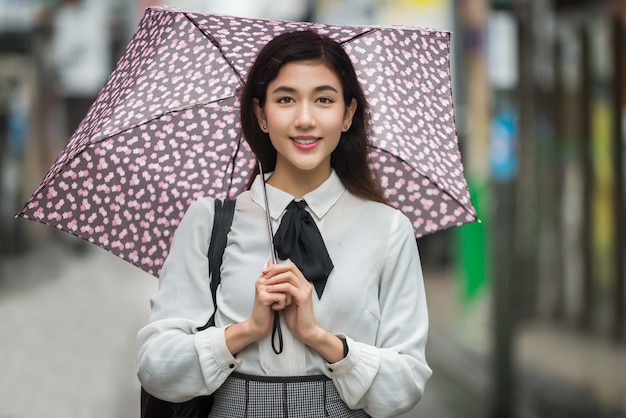Jeune fille japonaise à l'extérieur