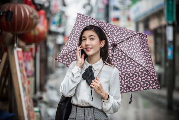 Jeune fille japonaise à l'extérieur