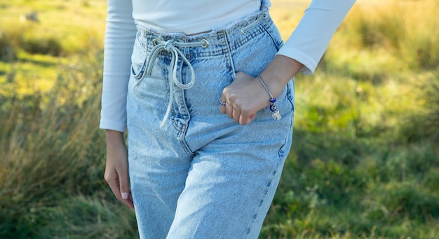 Jeune fille en jeans bleus