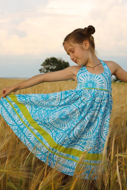 Jeune fille joies sur le champ de blé