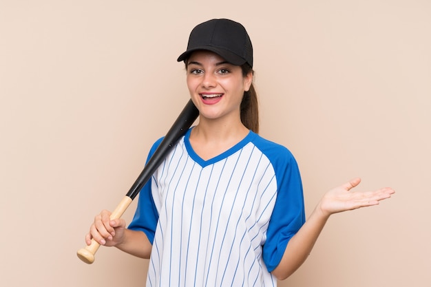 Jeune fille jouant au baseball avec une expression faciale choquée