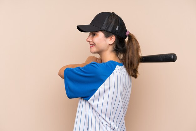 Jeune fille jouant au baseball