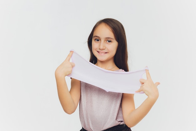 Jeune fille jouant avec du slime. Isolé sur fond blanc.